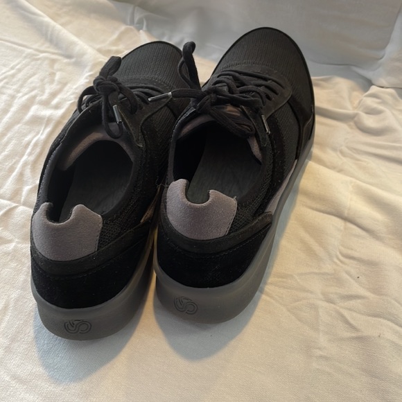 Clark’s Tennis Shoes - Picture 4 of 4